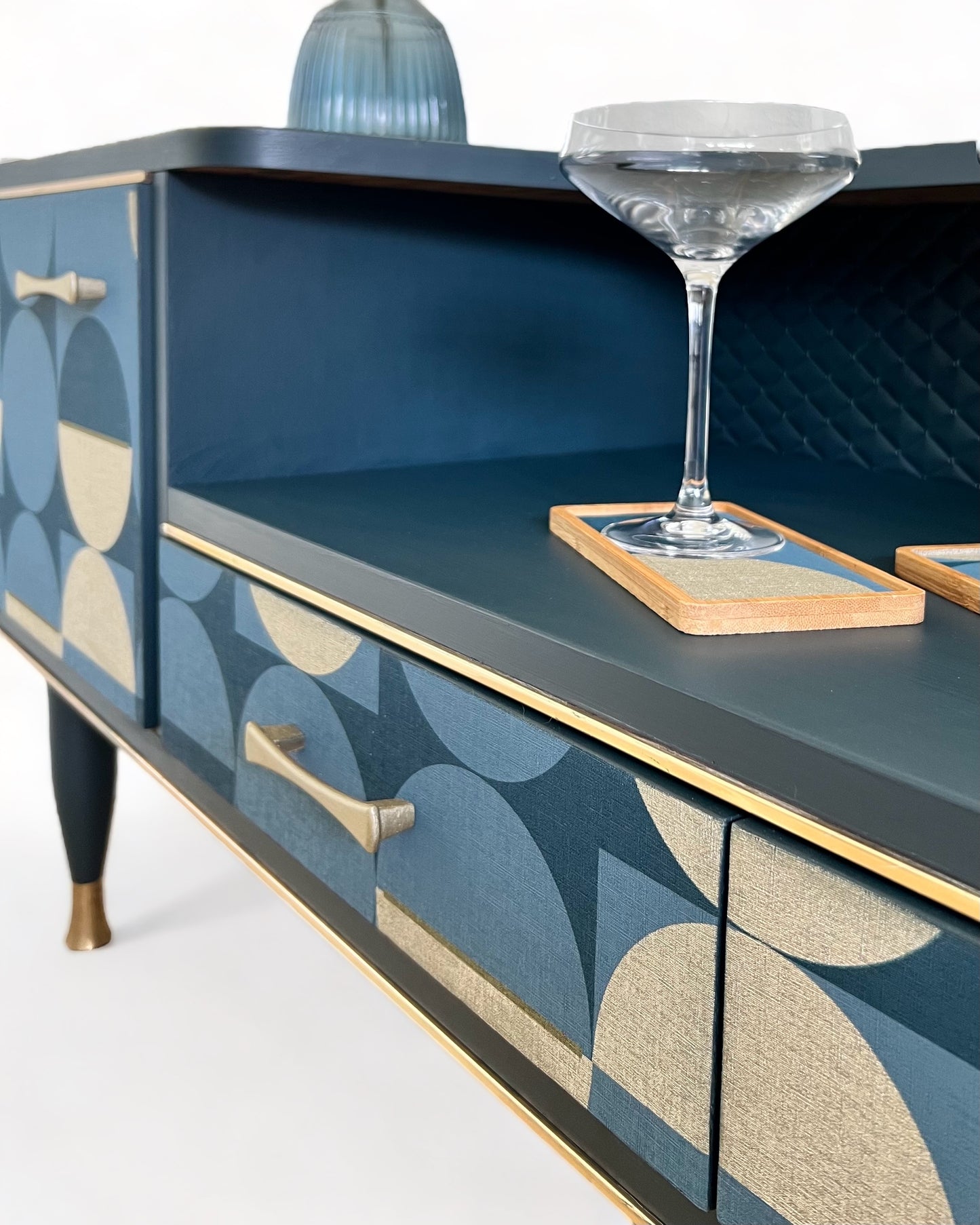 Vintage dressoir in donker turquoise en goud | The Vintage Vibe