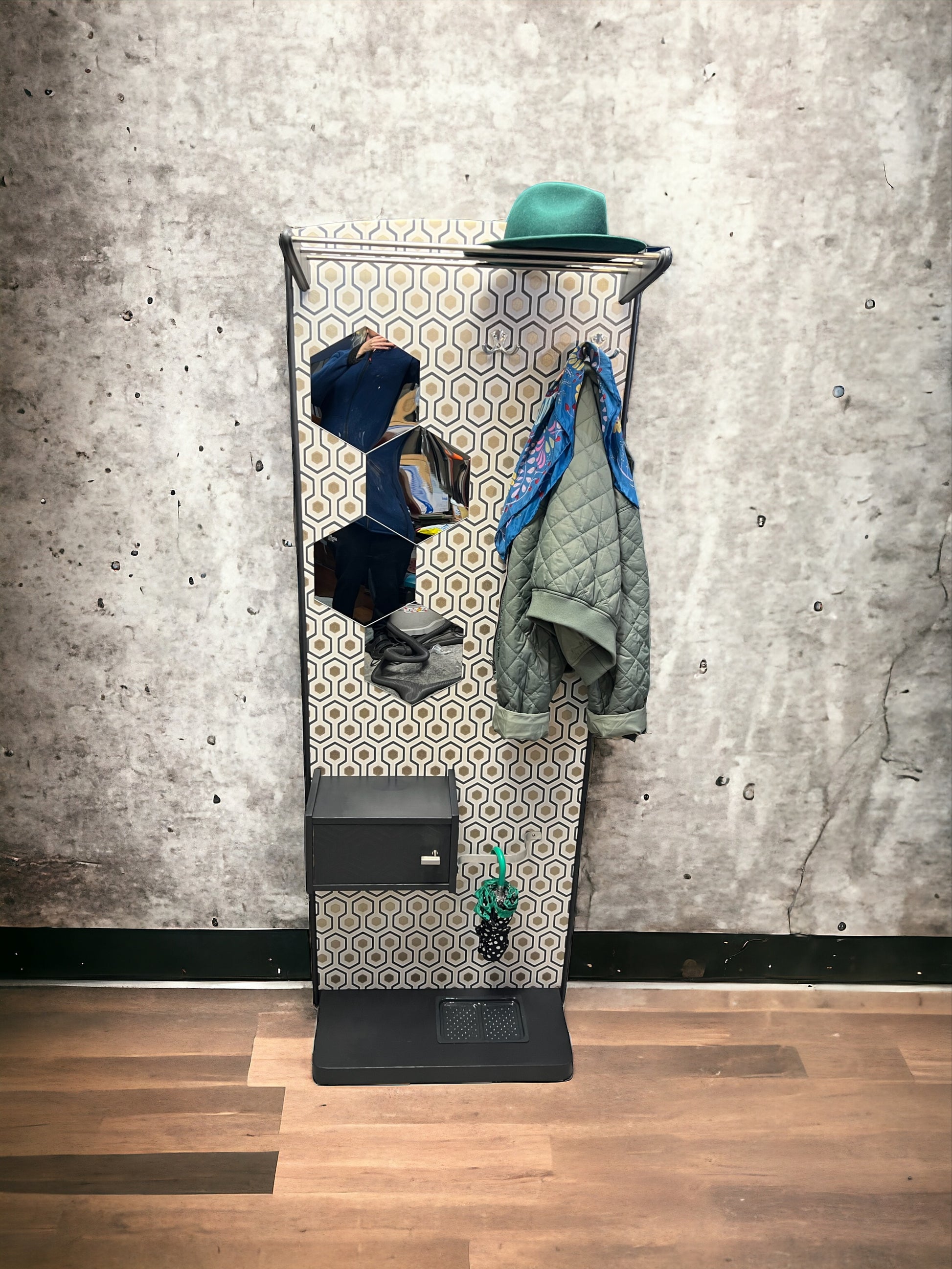 Vintage wandgarderobe, kapstok | The Vintage Vibe