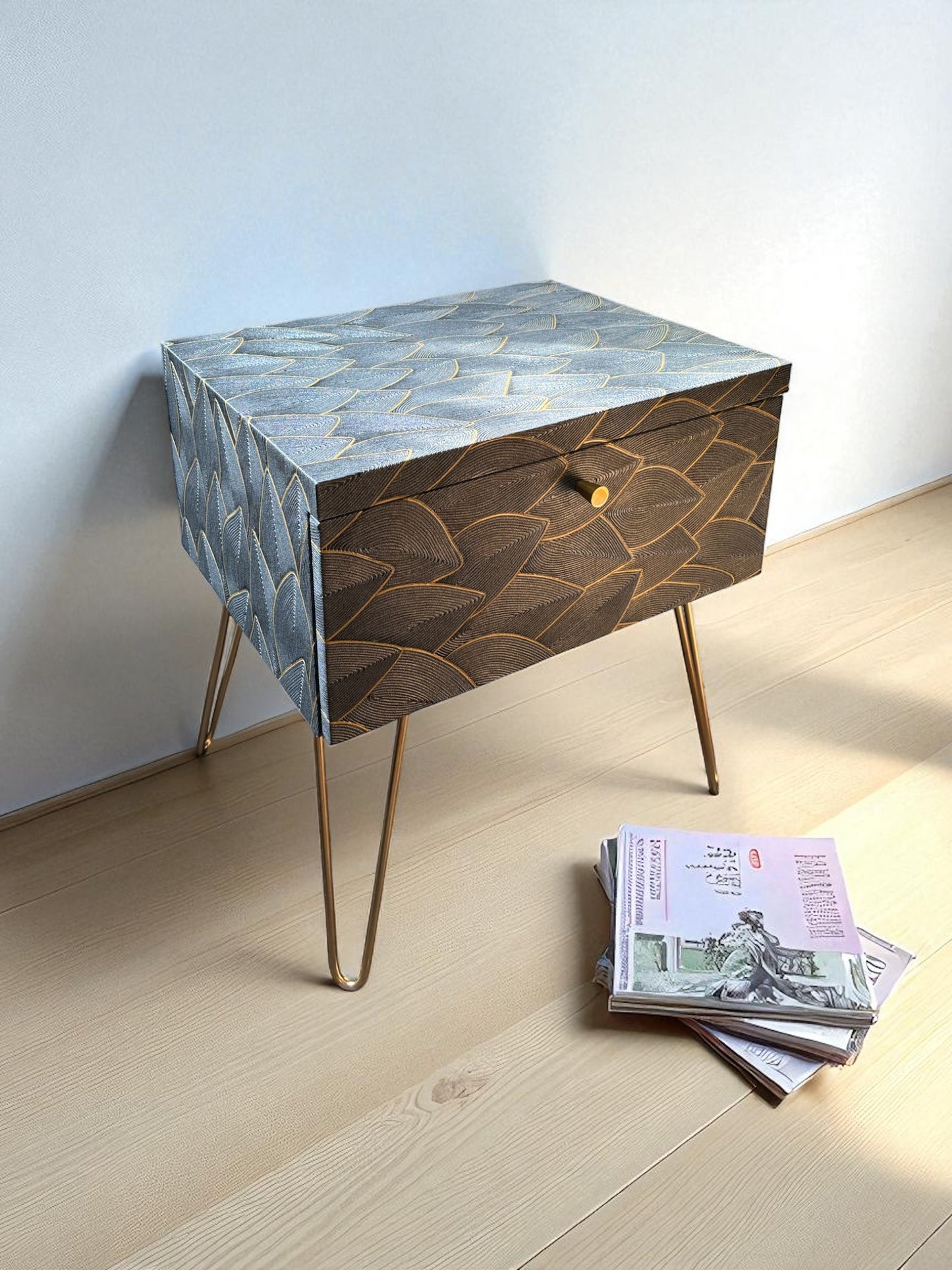 Vintage nachtkastjes bekleed met sierlijke bladeren in reliëf | The Vintage Vibe
