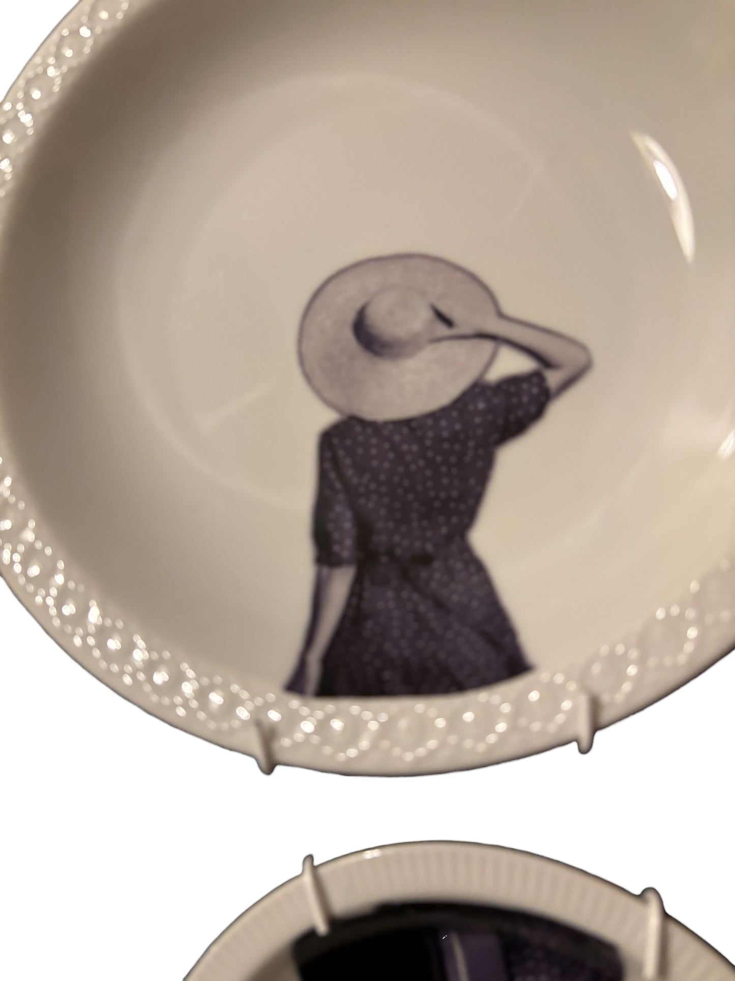 Vintage Wandbord Vrouw met Koffer | The Vintage Vibe