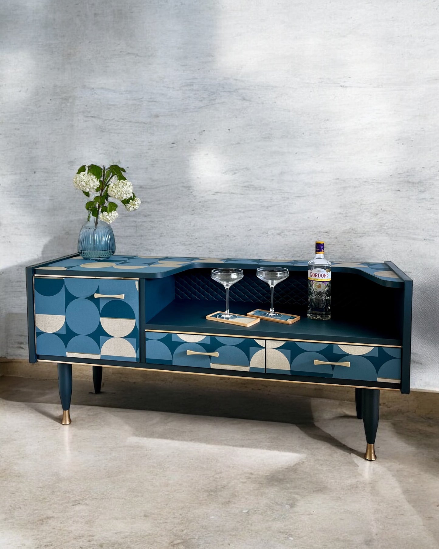 Vintage dressoir in donker turquoise en goud | The Vintage Vibe