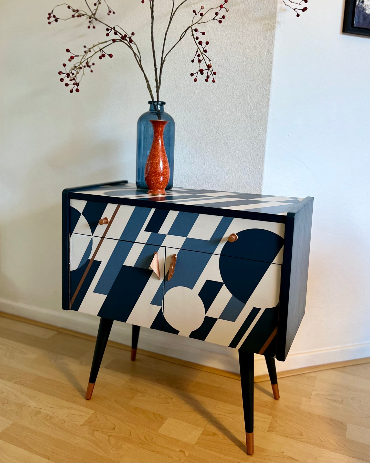 Vintage kastje met retro print in blauw, wit en koper | The Vintage Vibe