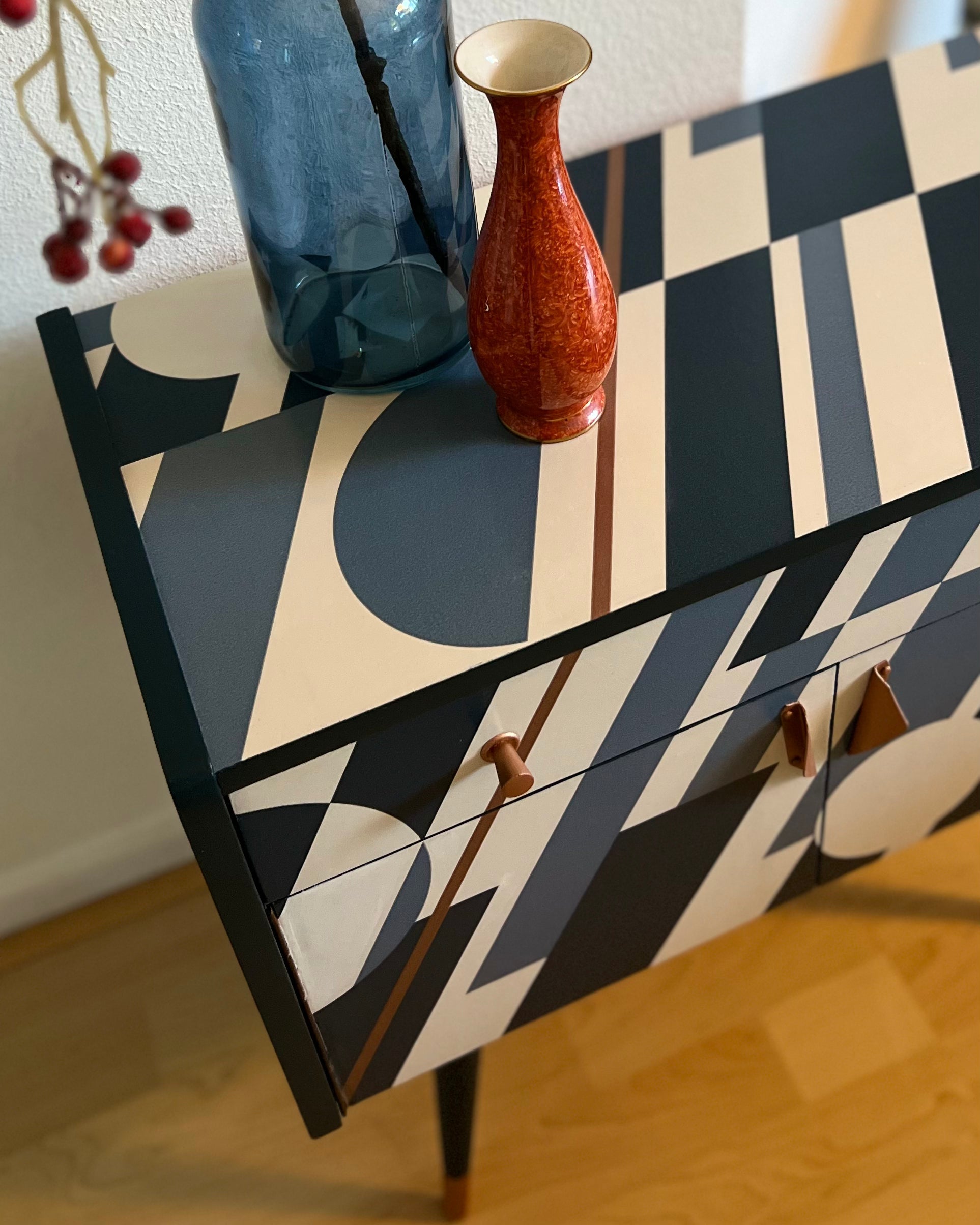 Vintage kastje met retro print in blauw, wit en koper | The Vintage Vibe