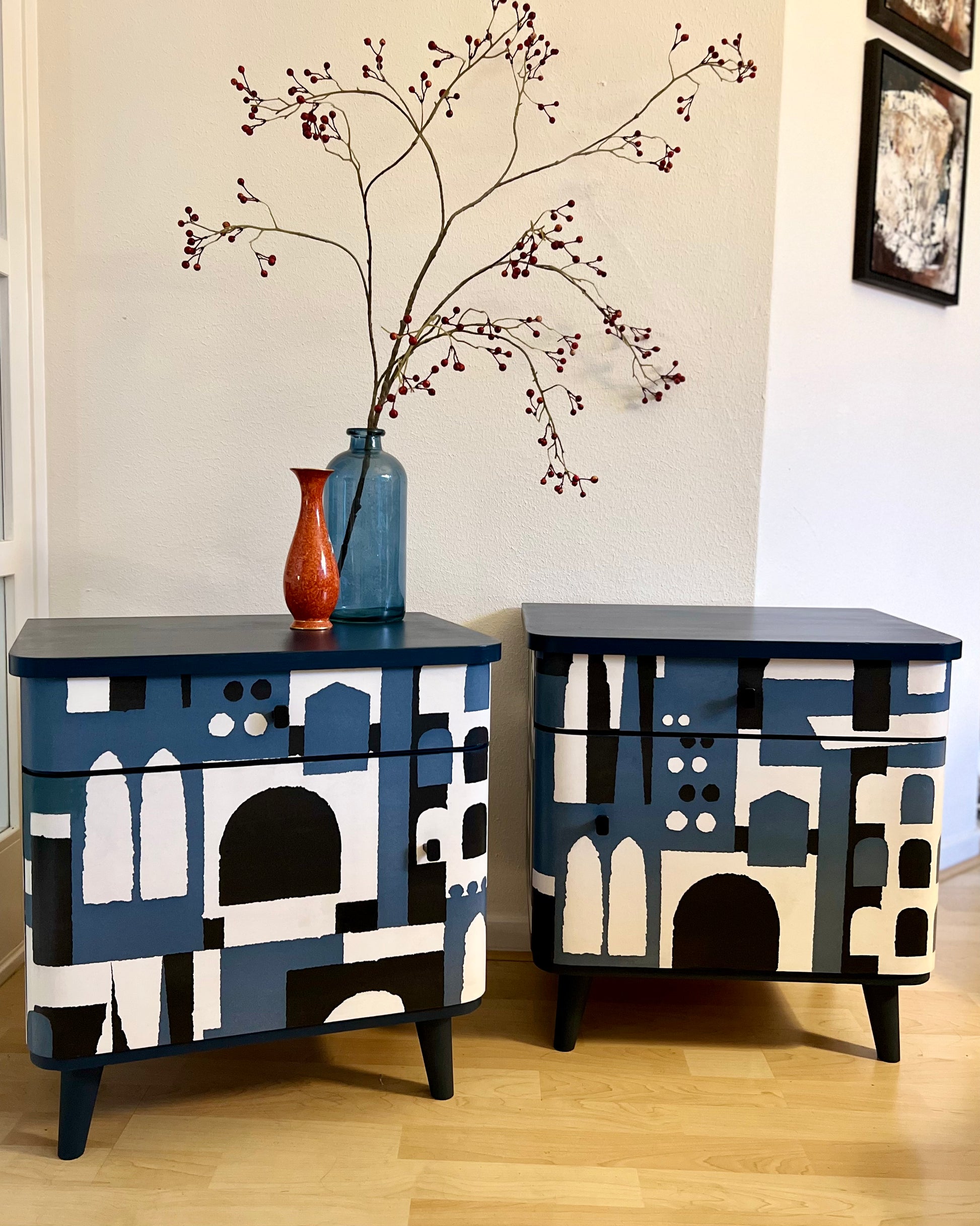Vintage nachtkastjes blauw met een print van Manhattan | The Vintage Vibe