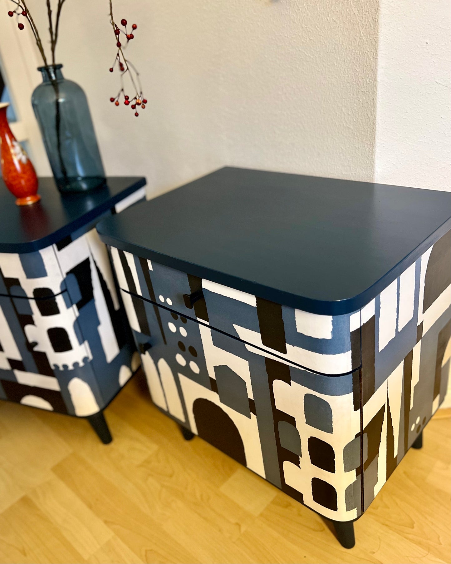Vintage nachtkastjes blauw met een print van Manhattan | The Vintage Vibe