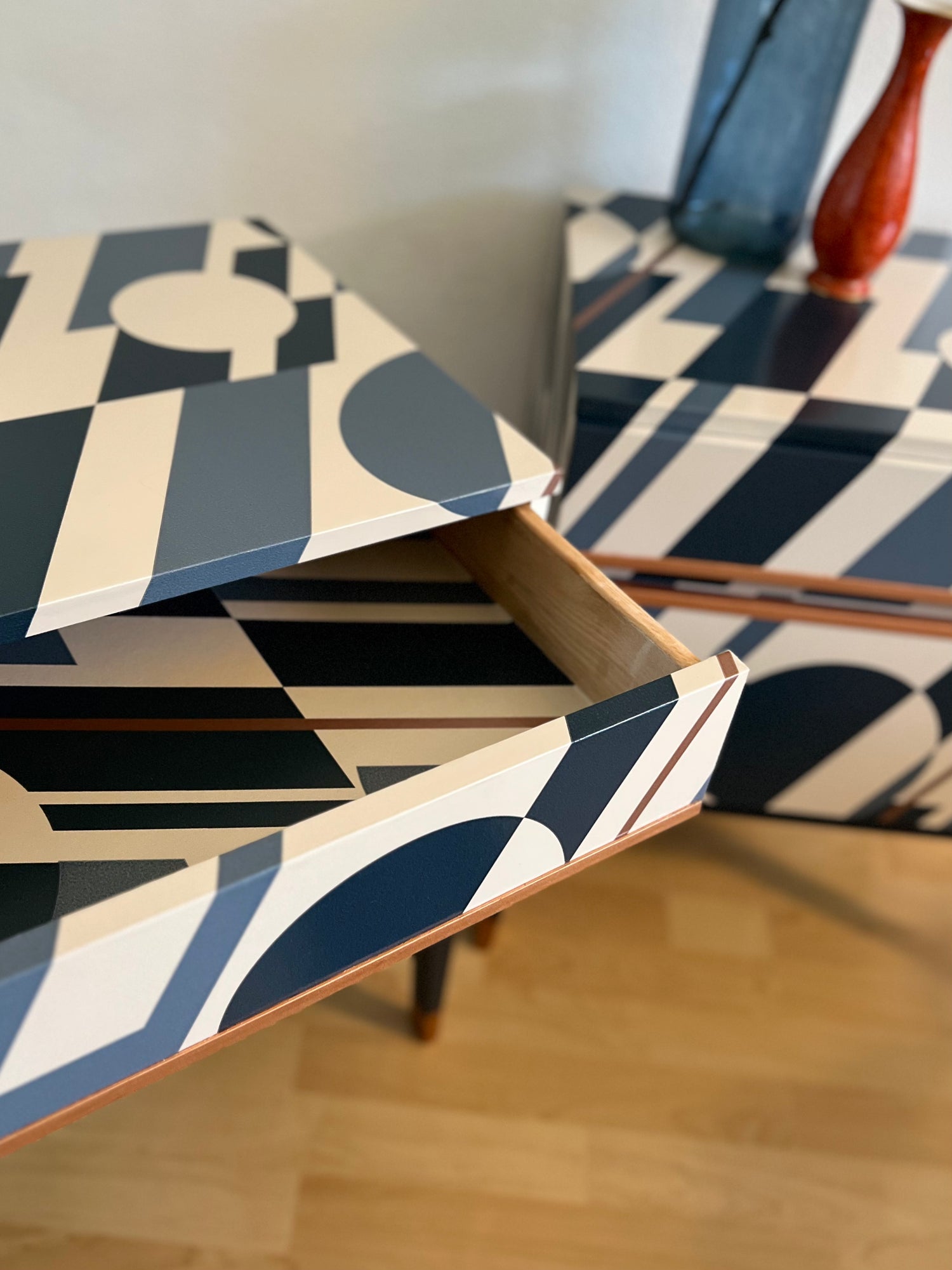 Vintage nachtkastjes met retro print in blauw, wit en koper | The Vintage Vibe