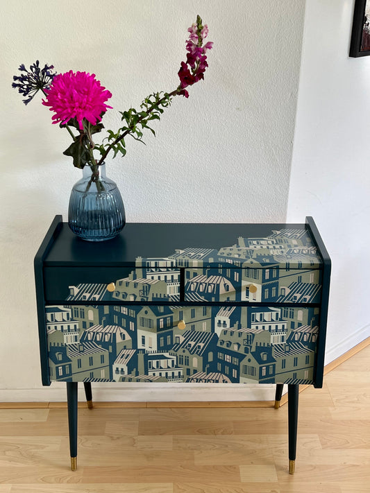 Vintage kastje in blauw, groen en goud en een print van de daken van Parijs | The Vintage Vibe