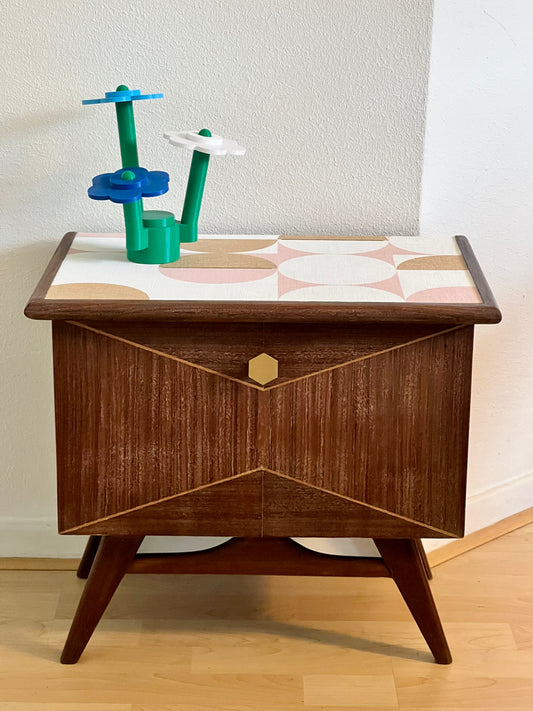 Vintage kastje, Louis van Teeffelen met een retro print in roze, goud en wit | The Vintage Vibe