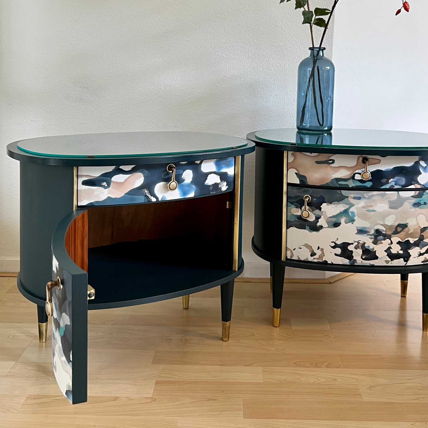 Vintage nachtkastjes, ovaal van vorm met een unieke print | The Vintage Vibe