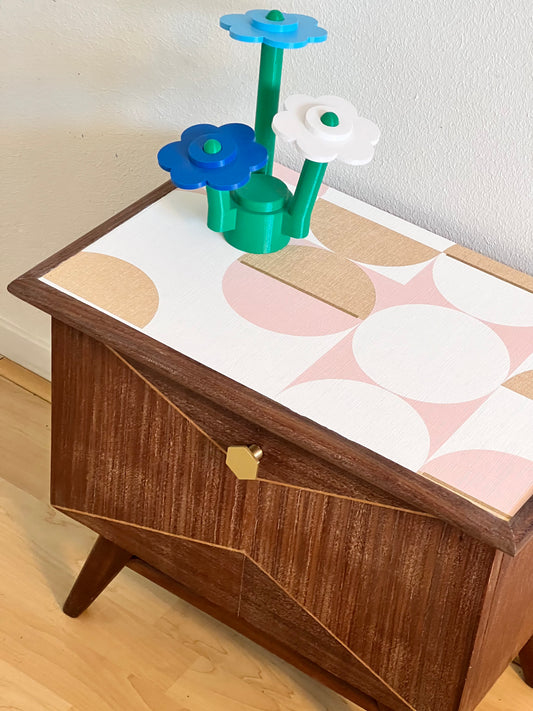 Vintage cabinet, Louis van Teeffelen with a retro print in pink, gold and white | The Vintage Vibe