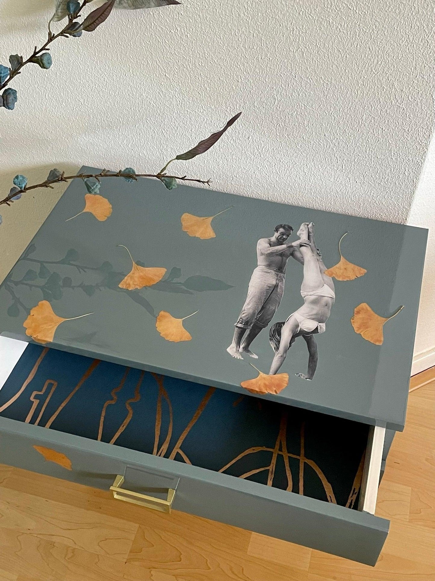 Vintage kastje in blauw en goud met collagekunst van Studio Mooiz | The Vintage Vibe