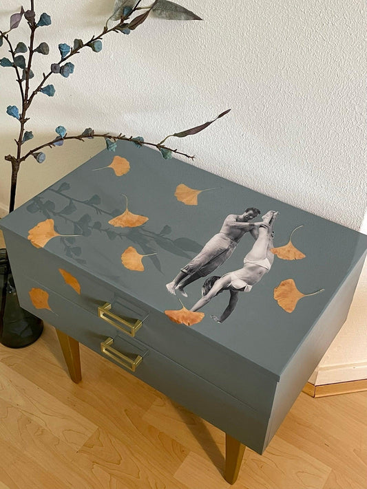 Vintage kastje in blauw en goud met collagekunst van Studio Mooiz | The Vintage Vibe