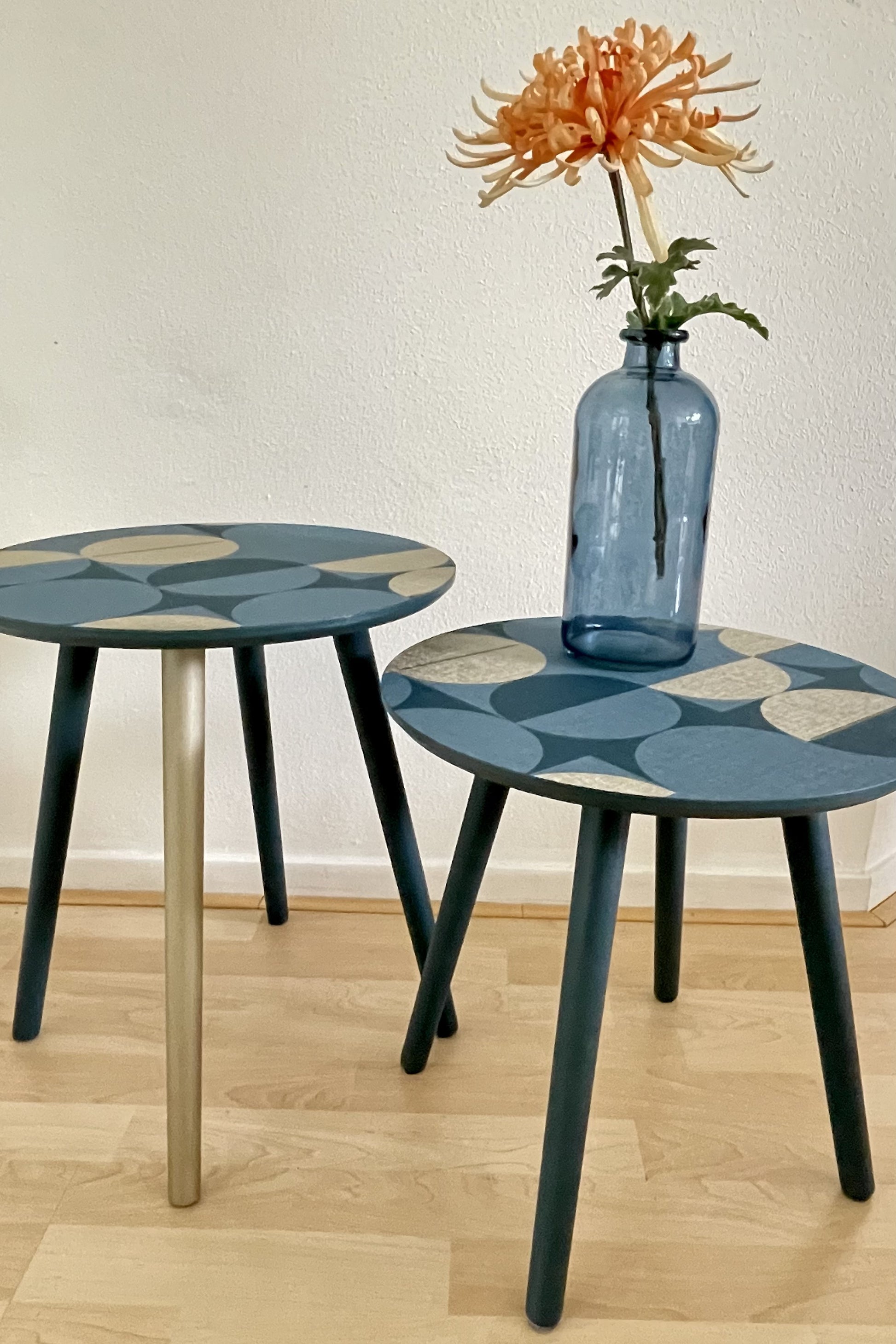 Bijzettafel in licht en donker turquoise met goud en prachtige retro vormen | The Vintage Vibe