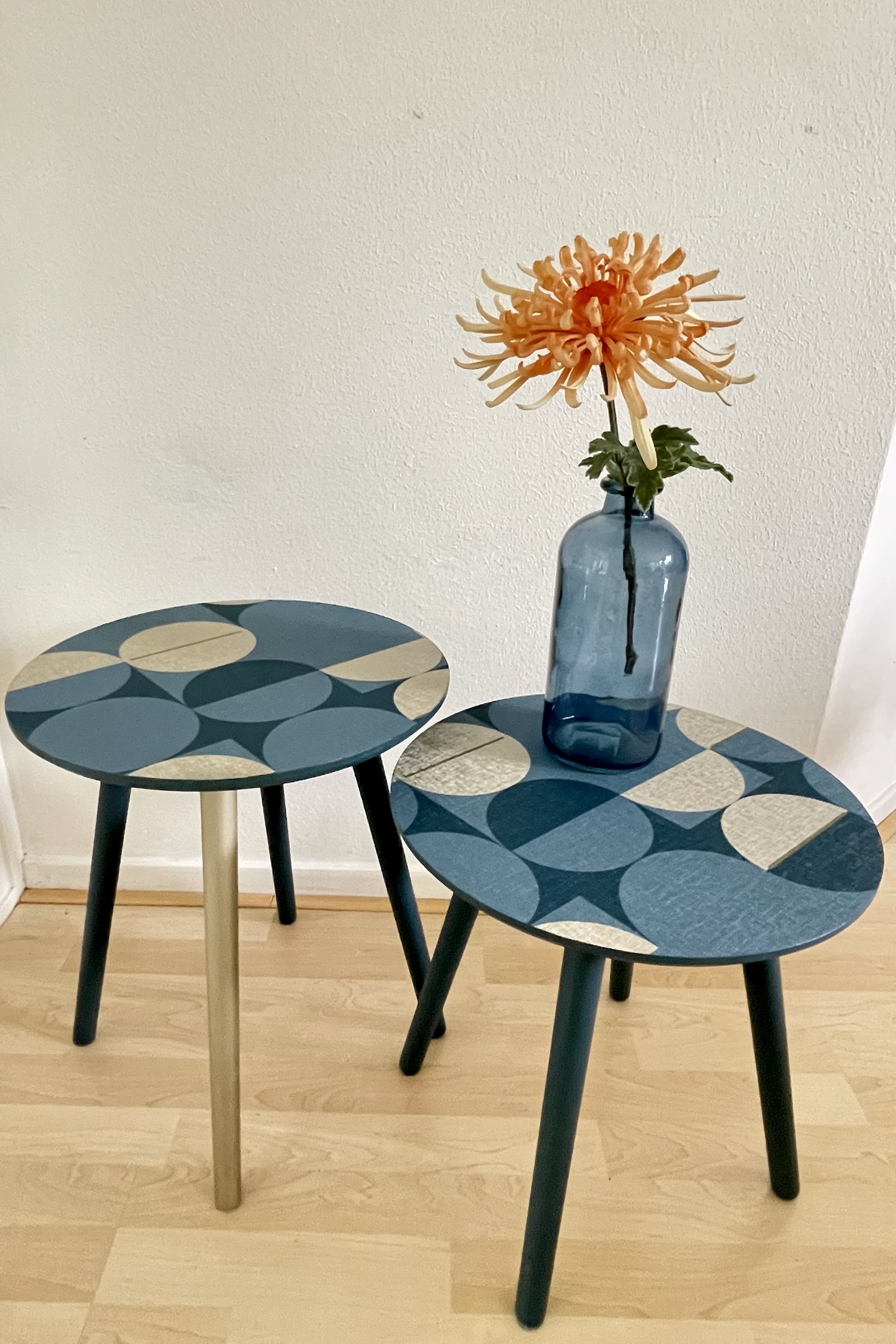 Bijzettafel in licht en donker turquoise met goud en prachtige retro vormen | The Vintage Vibe