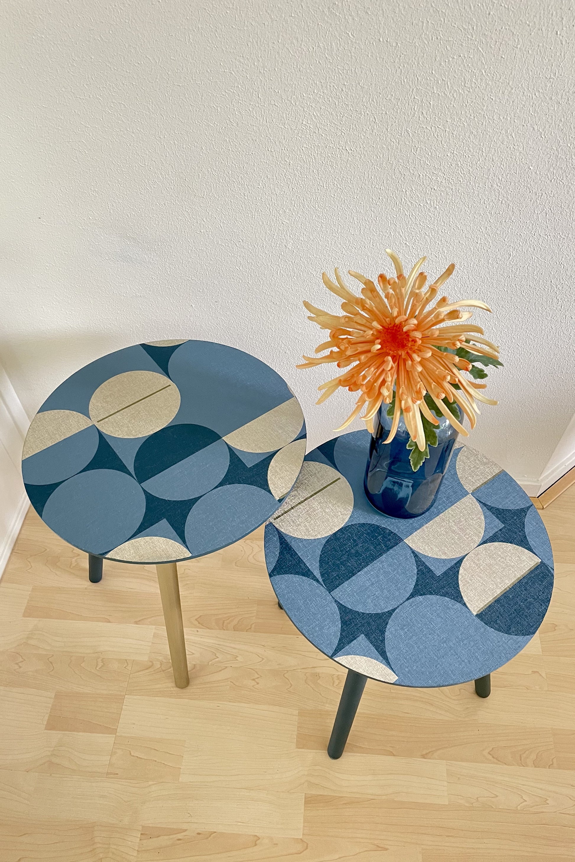 Bijzettafel in licht en donker turquoise met goud en prachtige retro vormen | The Vintage Vibe
