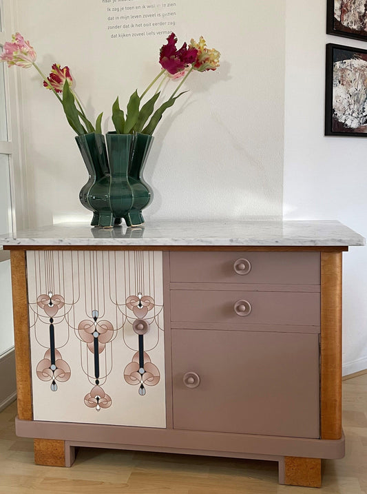 Vintage dressoir met wit marmeren blad bekleed met een Art Nouveau print | The Vintage ntage Vibe