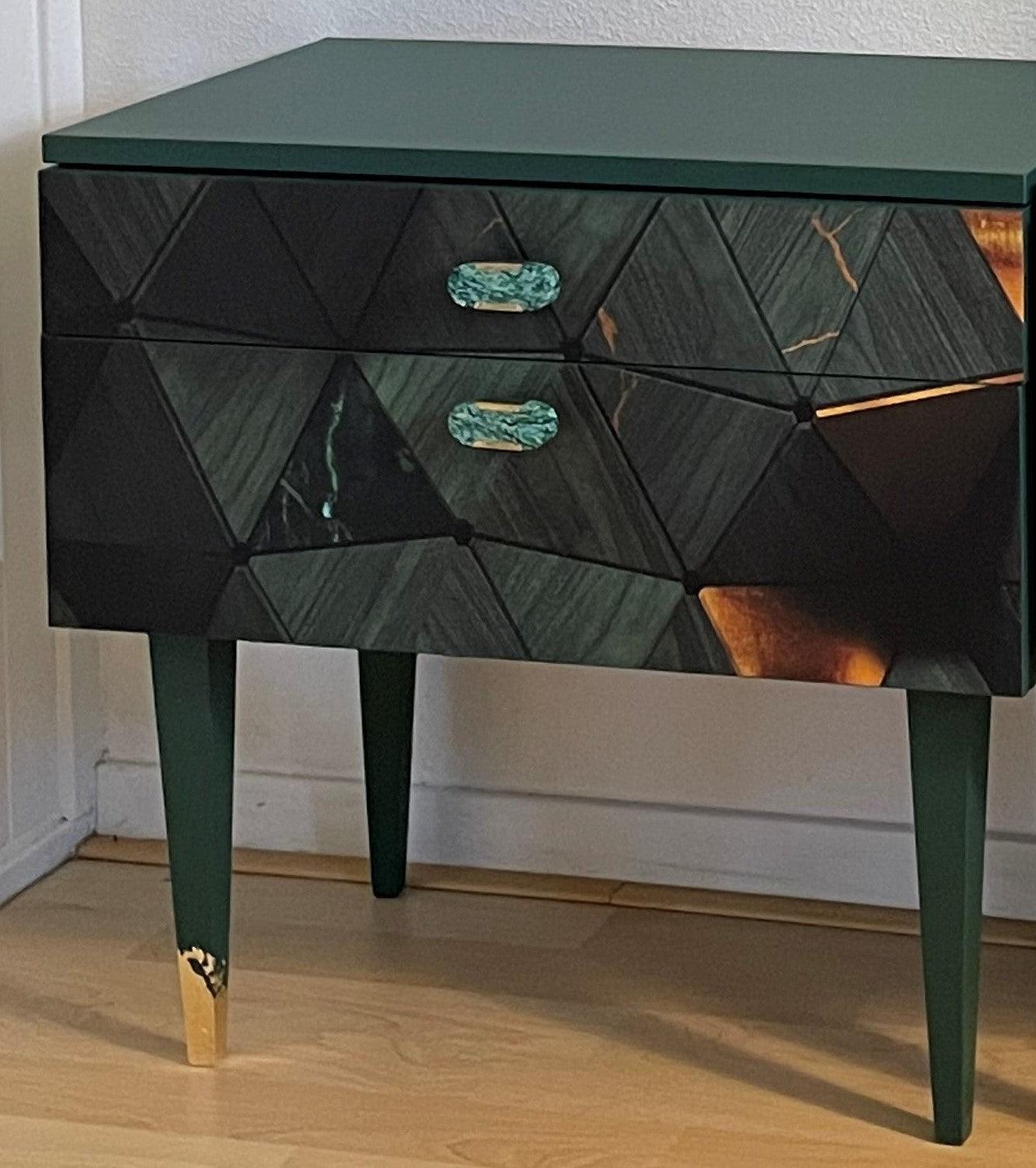 Vintage retro nachtkastjes in een diep groene kleur met een 3D print | The Vintage Vibe - The Vintage Vibe