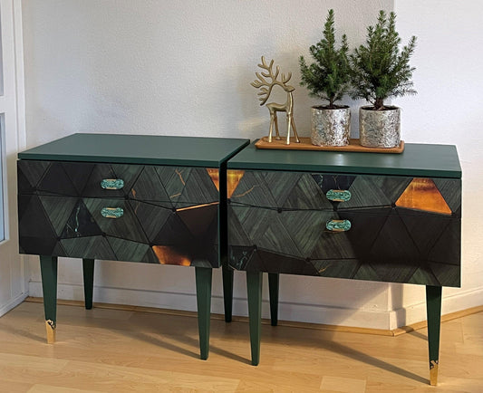 Vintage retro nachtkastjes in een diep groene kleur met een 3D print | The Vintage Vibe - The Vintage Vibe