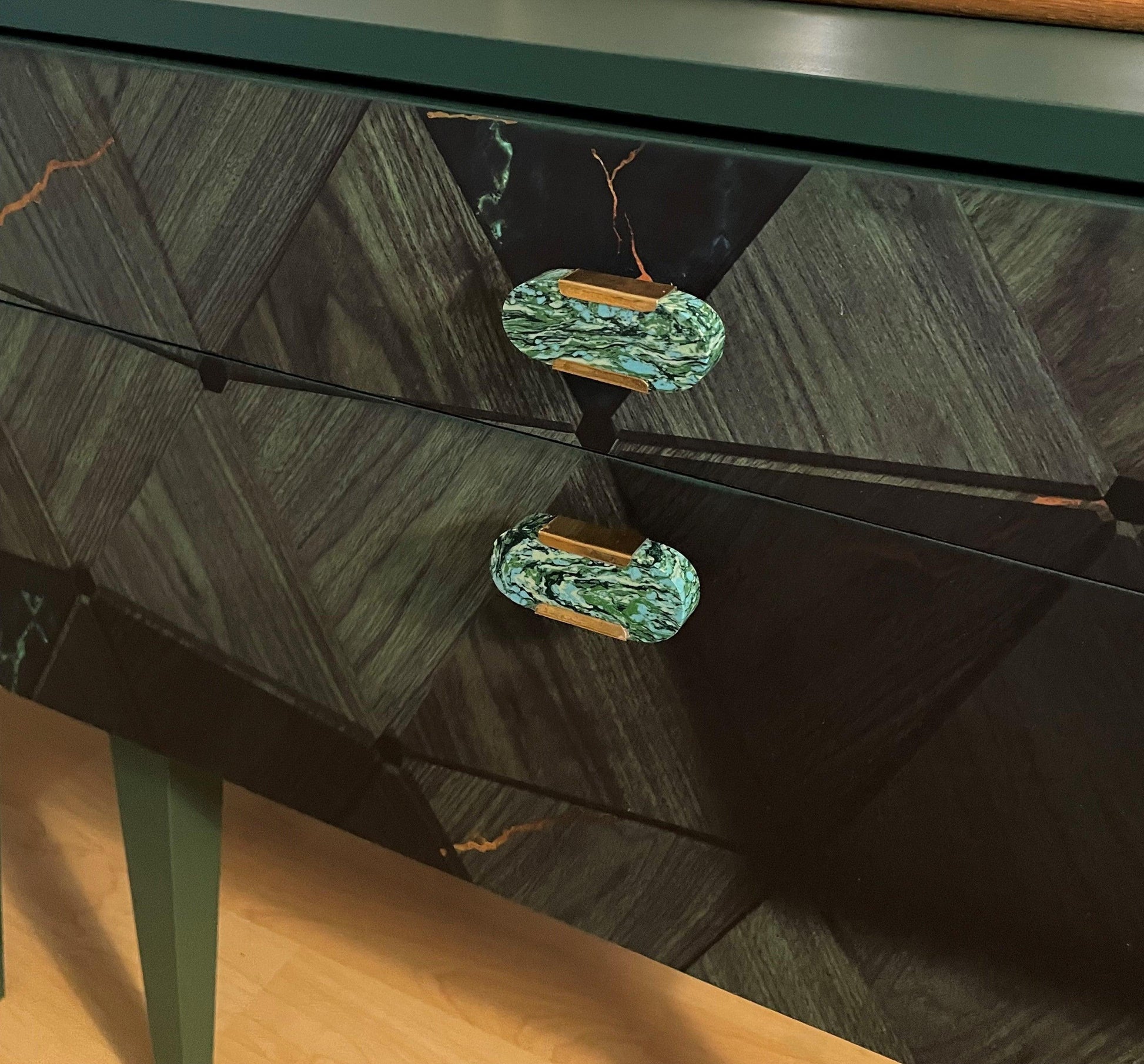 Vintage retro nachtkastjes in een diep groene kleur met een 3D print | The Vintage Vibe - The Vintage Vibe