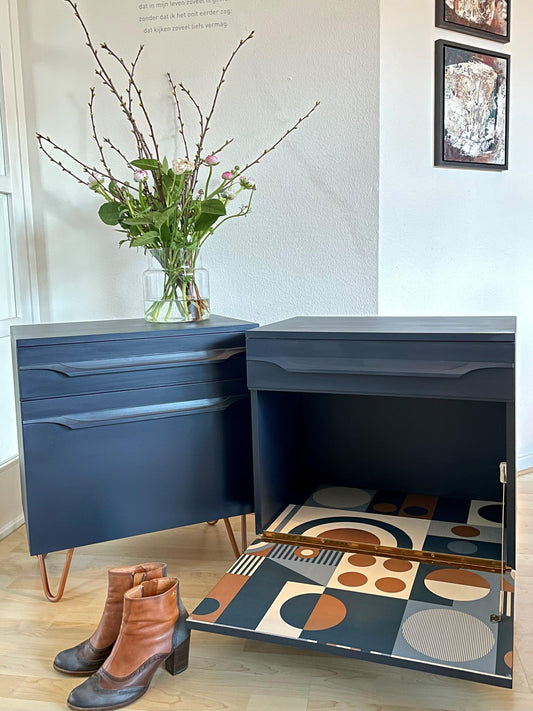 Vintage retro kastje in blauw met een gave geometrische print | The Vintage Vibe