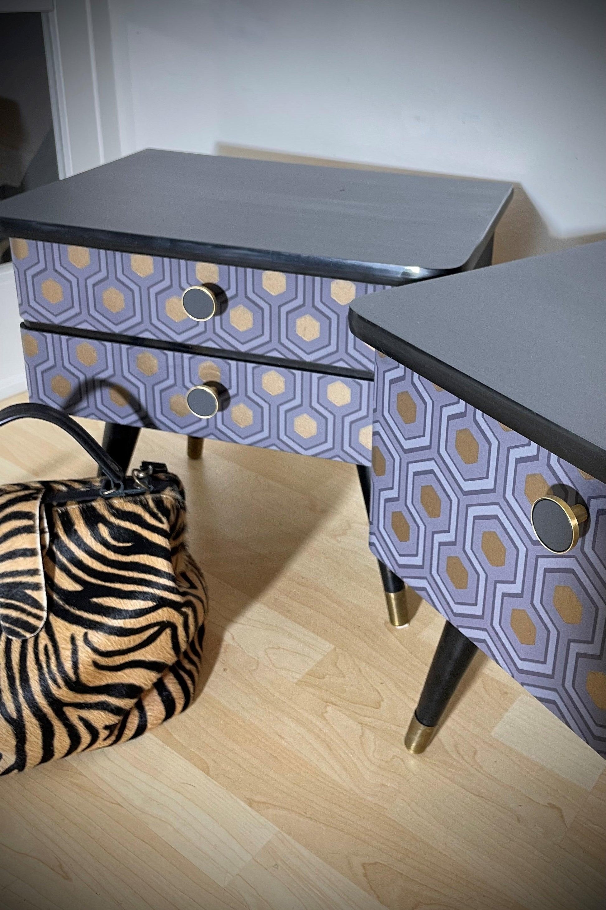 Vintage retro nachtkastjes in donker grijs bekleed met een Hexagon print | The Vintage Vibe