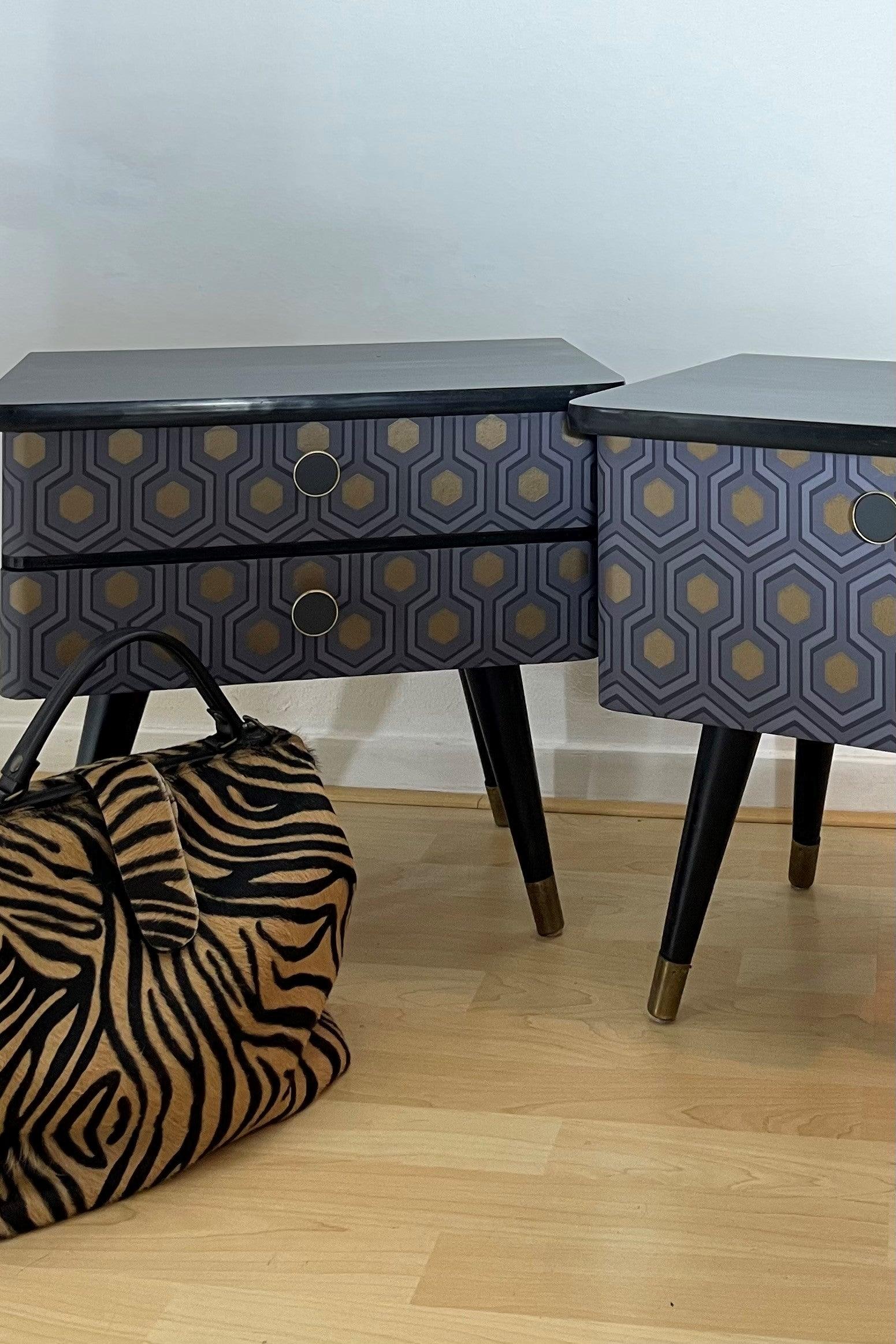 Vintage retro nachtkastjes in donker grijs bekleed met een Hexagon print | The Vintage Vibe
