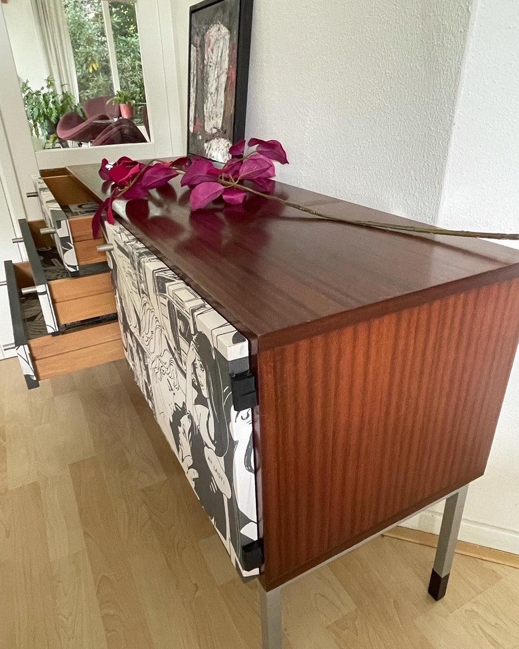 Vintage dressoir Mid-Century met een pop-art print | The Vintage Vibe