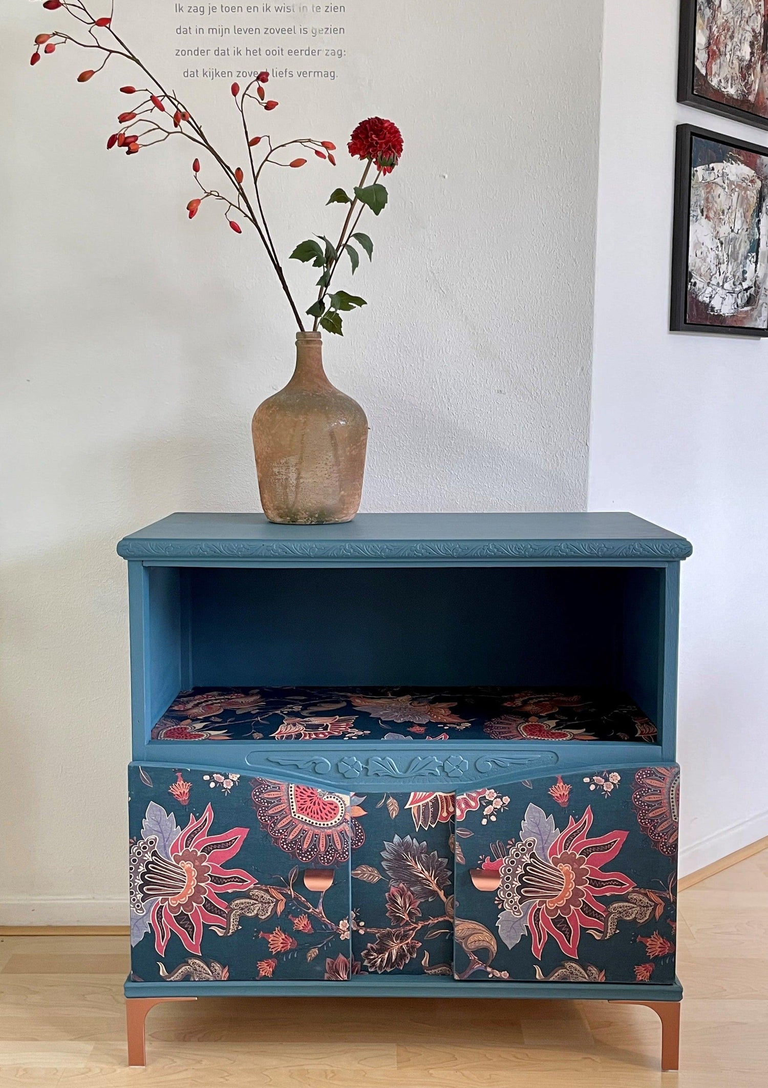 Vintage dressoir in teal met een gave florale print | The Vintage Vibe