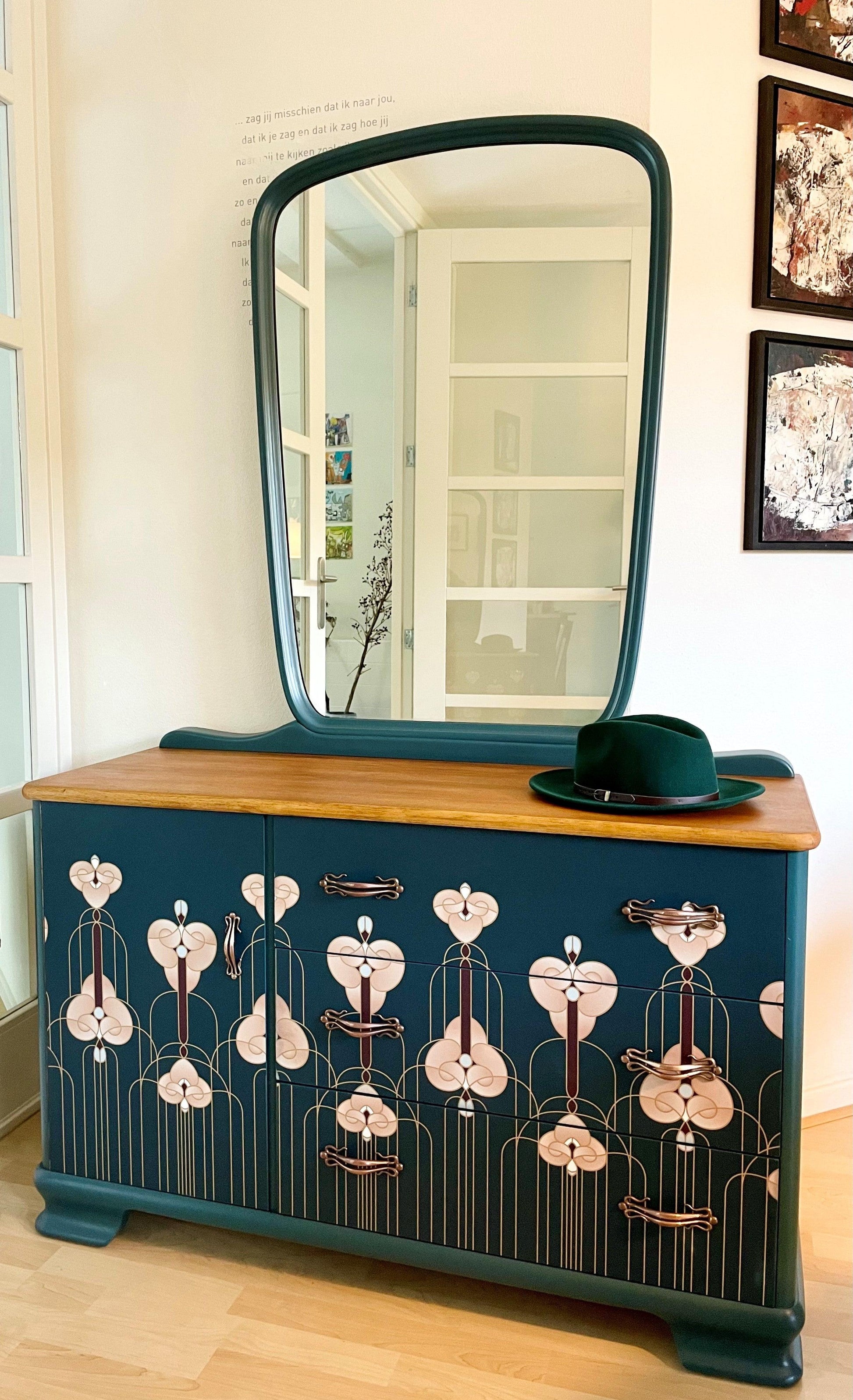 Vintage dressoir met spiegel bekleed met een Art Nouveau print | The Vintage Vibe
