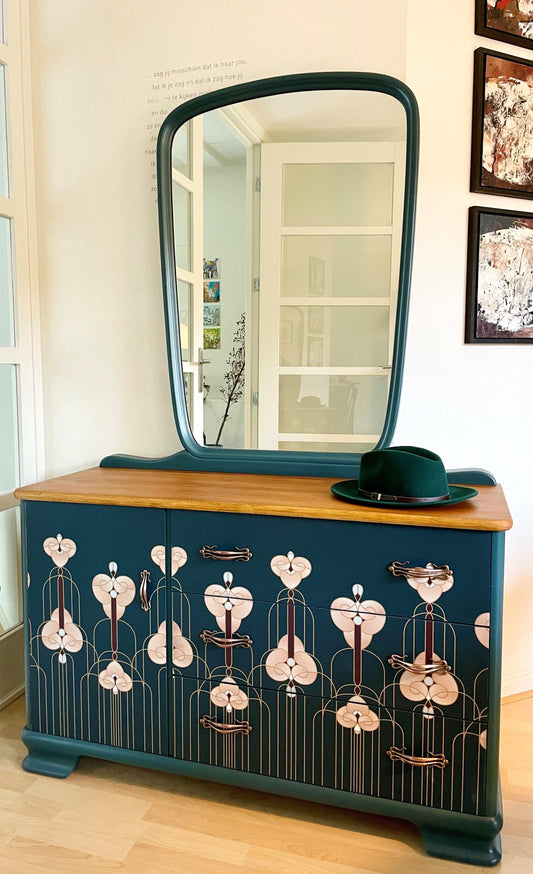 Vintage dressoir met spiegel bekleed met een Art Nouveau print | The Vintage Vibe