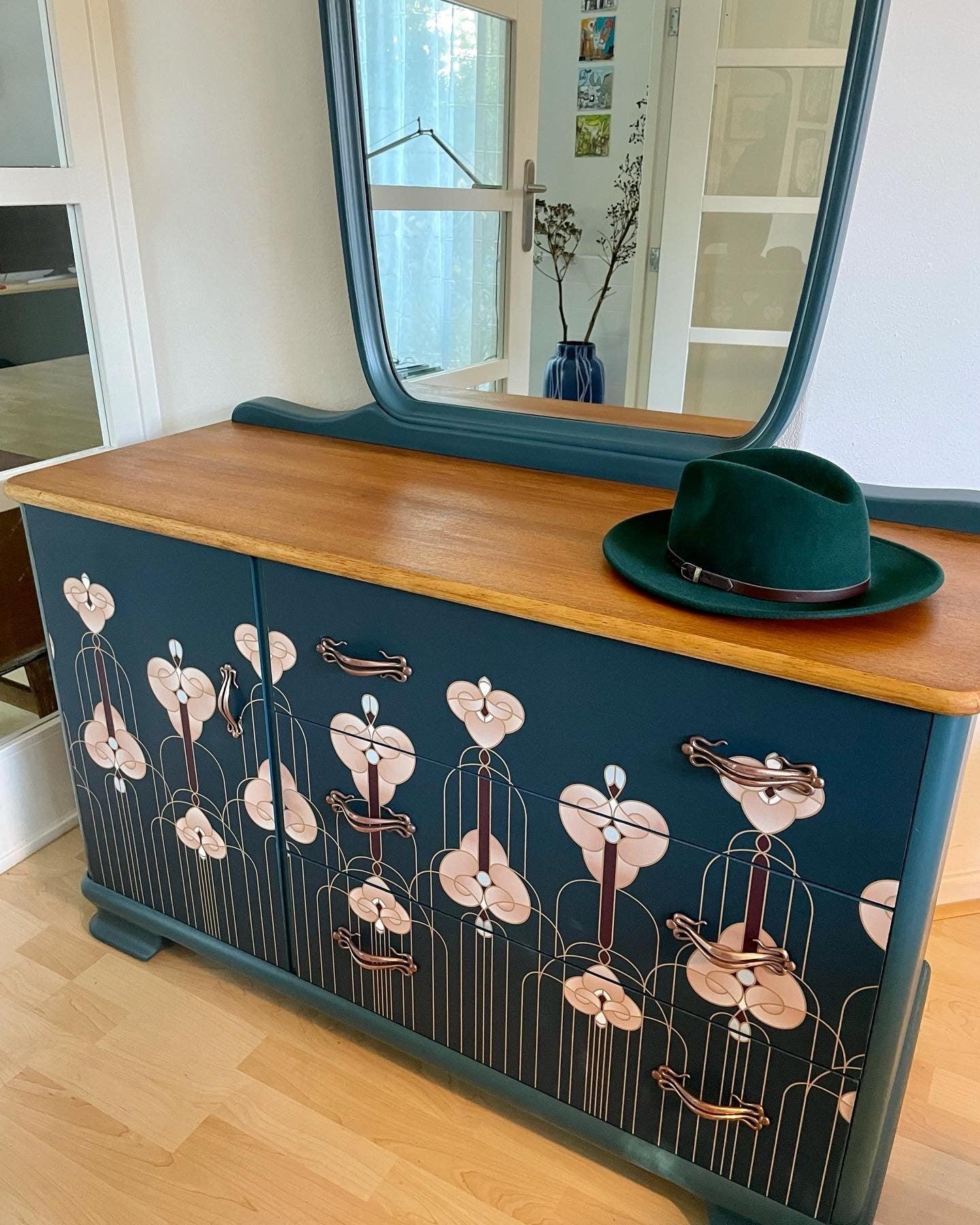 Vintage dressoir met spiegel bekleed met een Art Nouveau print | The Vintage Vibe