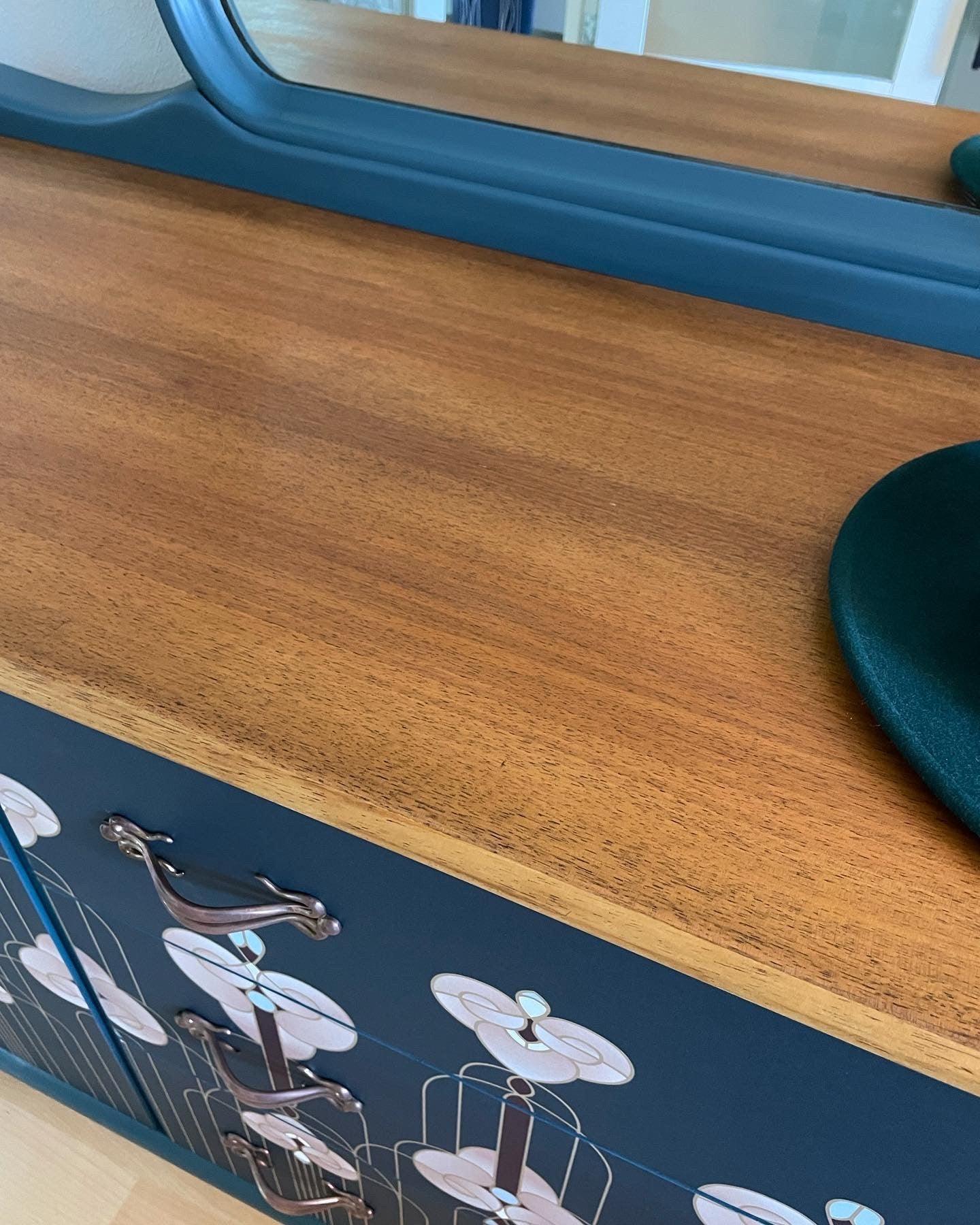 Vintage dressoir met spiegel bekleed met een Art Nouveau print | The Vintage Vibe