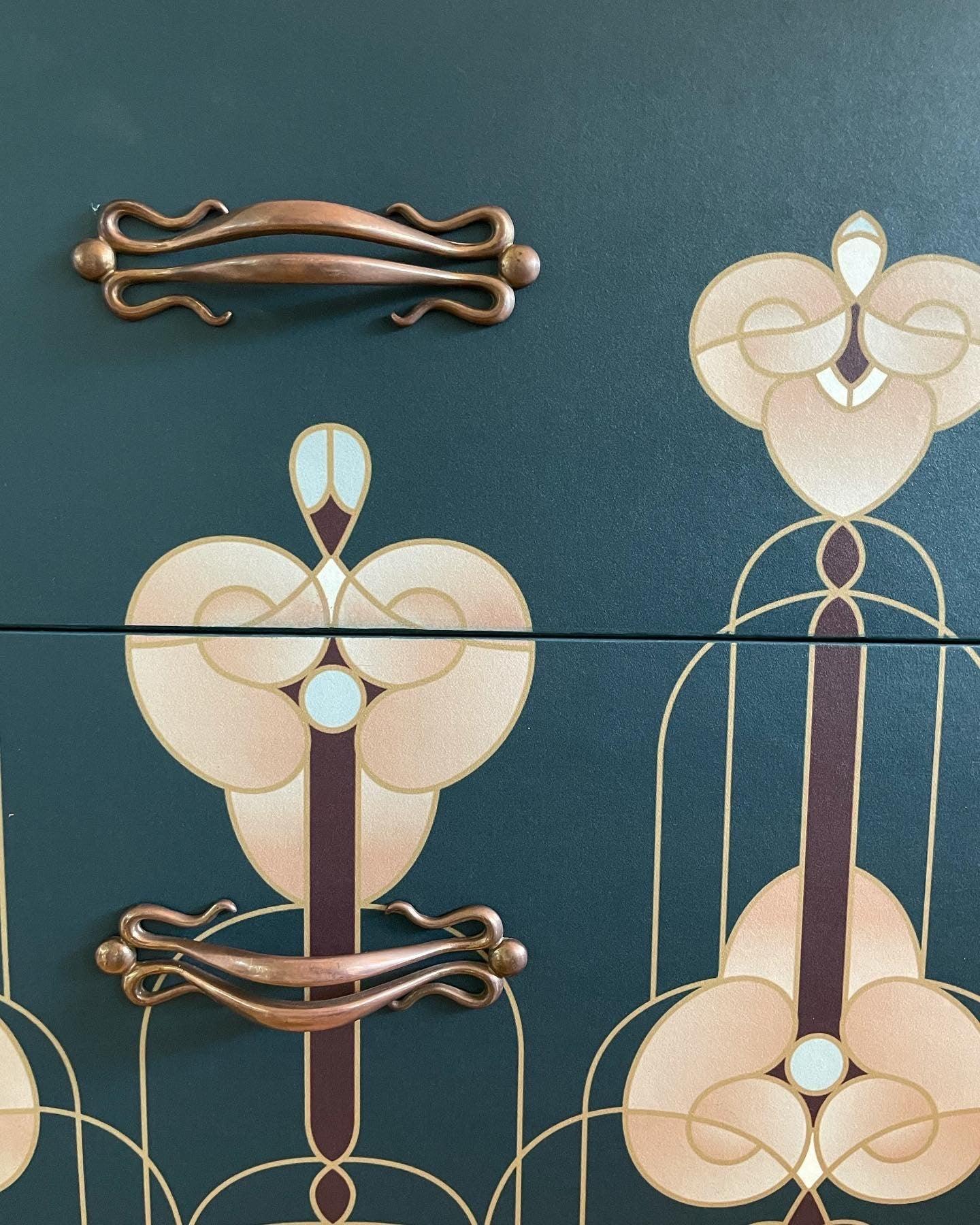 Vintage dressoir met spiegel bekleed met een Art Nouveau print | The Vintagege Vibe