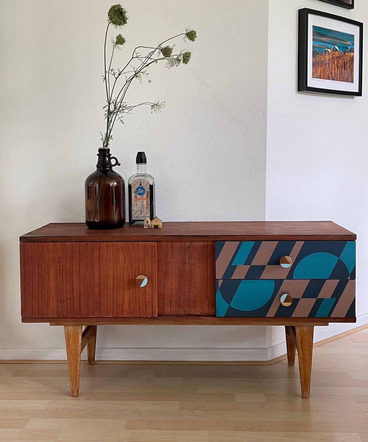 Vintage dressoir mid-century modern van prachtig hout met geometrische print | The Vintage Vibe