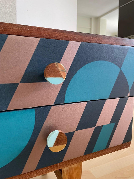 Vintage dressoir mid-century modern van prachtig hout met geometrische print | The Vintage Vibe