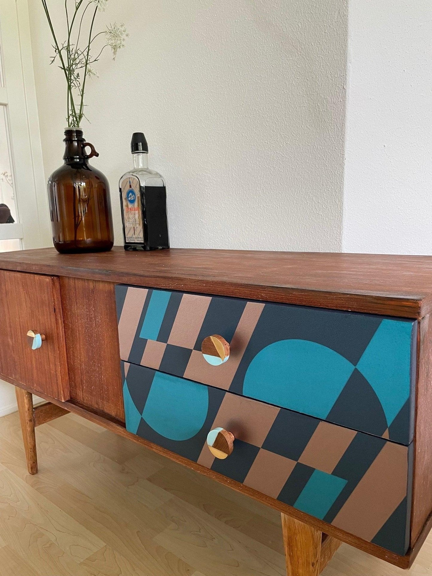 Vintage dressoir mid-century modern van prachtig hout met geometrische print | The Vintage Vibe