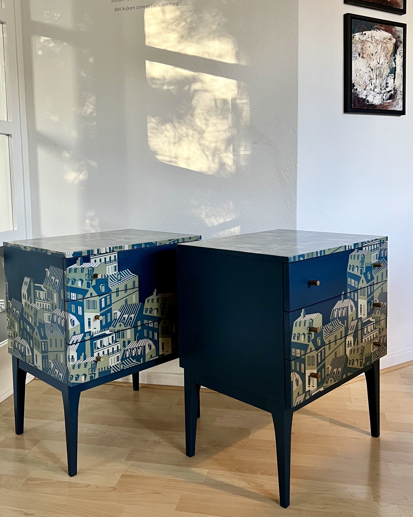 Vintage nachtkastjes in blauw, groen en goud en een print van de daken van Parijs  | The Vintage Vibe
