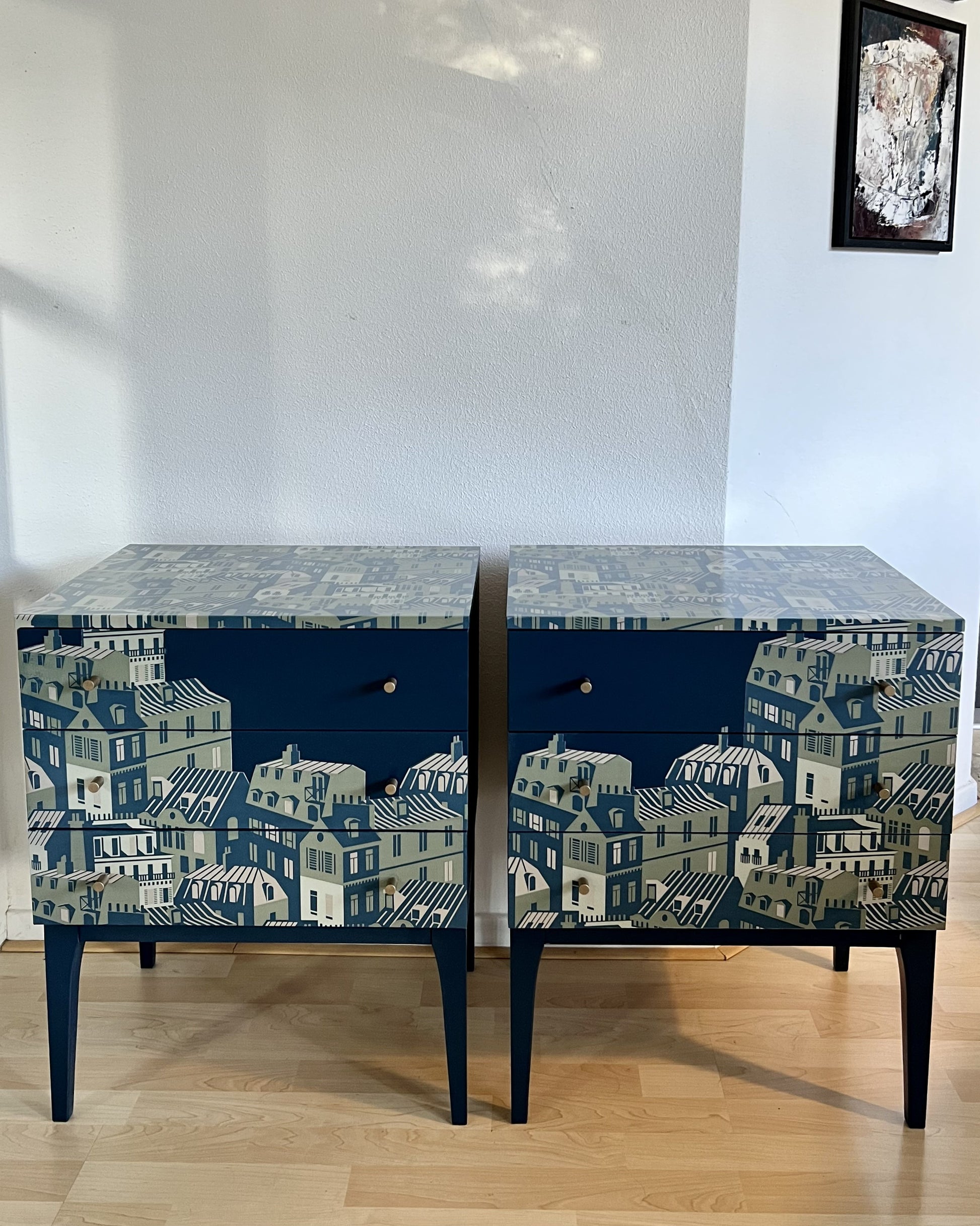 Vintage nachtkastjes in blauw, groen en goud en een print van de daken van Parijs  | The Vintage Vibe