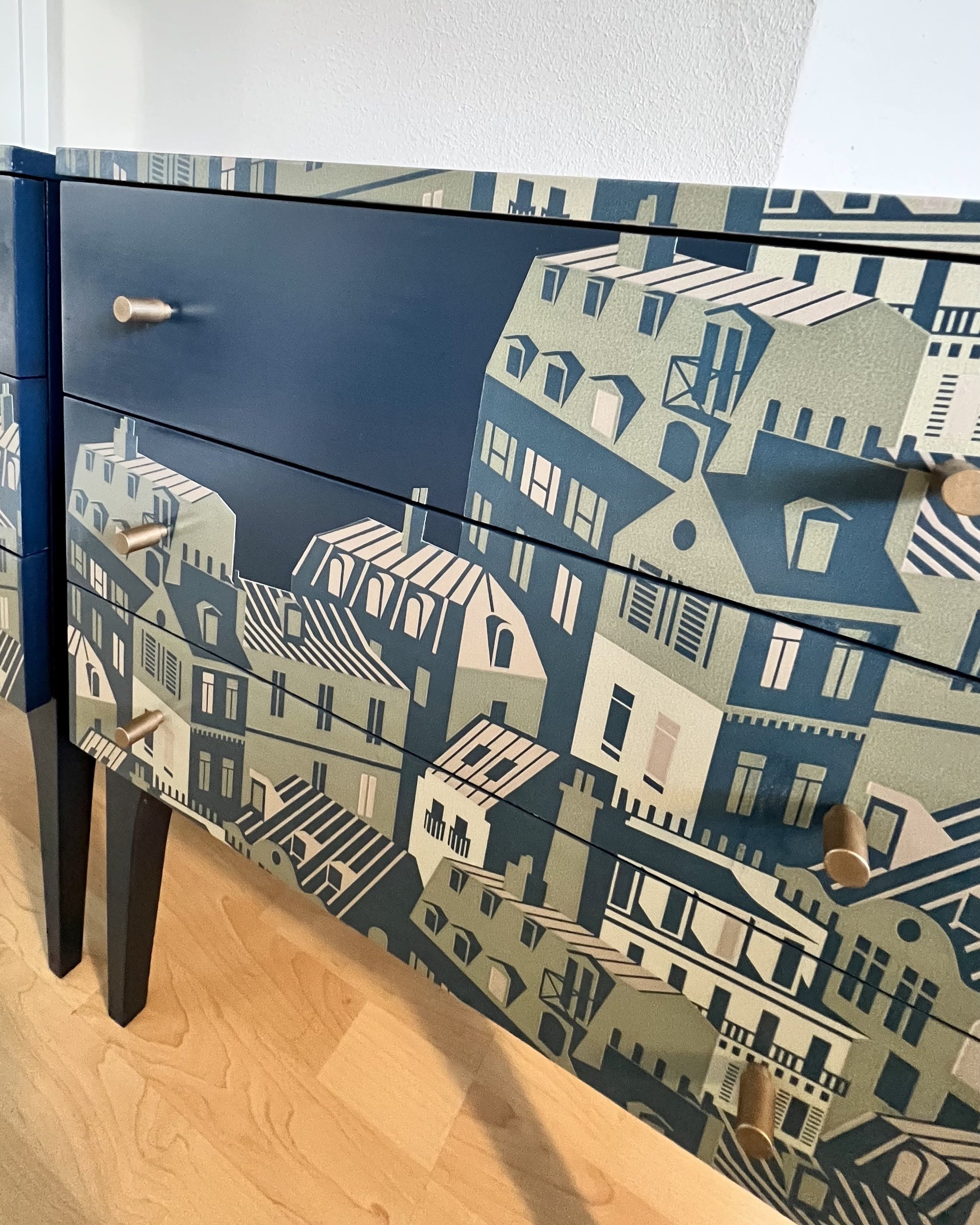 Vintage nachtkastjes in blauw, groen en goud en een print van de daken van Parijs  | The Vintage Vibe