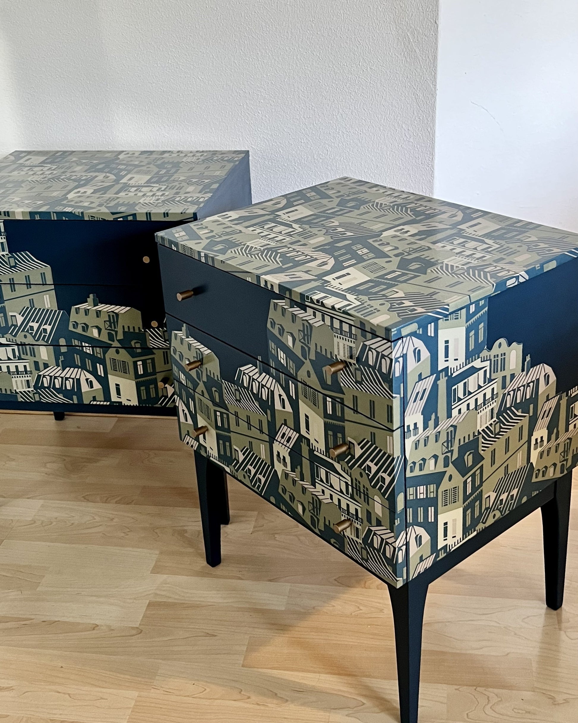Vintage nachtkastjes in blauw, groen en goud en een print van de daken van Parijs  | The Vintage Vibe