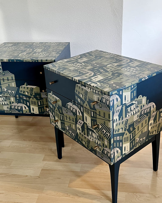 Vintage nachtkastjes in blauw, groen en goud en een print van de daken van Parijs  | The Vintage Vibe
