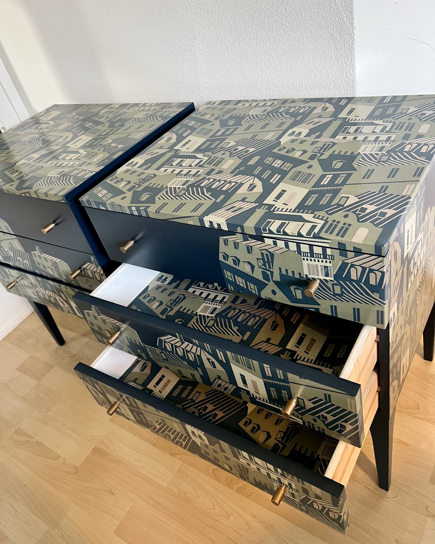 Vintage nachtkastjes in blauw, groen en goud en een print van de daken van Parijs  | The Vintage Vibe