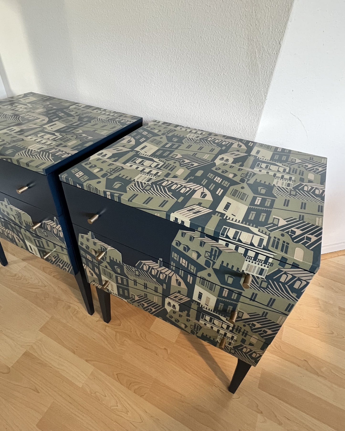 Vintage nachtkastjes in blauw, groen en goud en een print van de daken van Parijs  | The Vintage Vibe