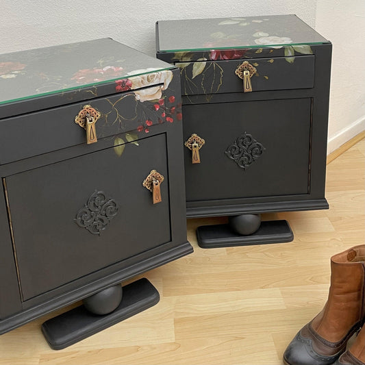 Gerestylde vintage nachtkastjes in donker grijs met subtiel bloemen design | The Vintage Vibe - The Vintage Vibe
