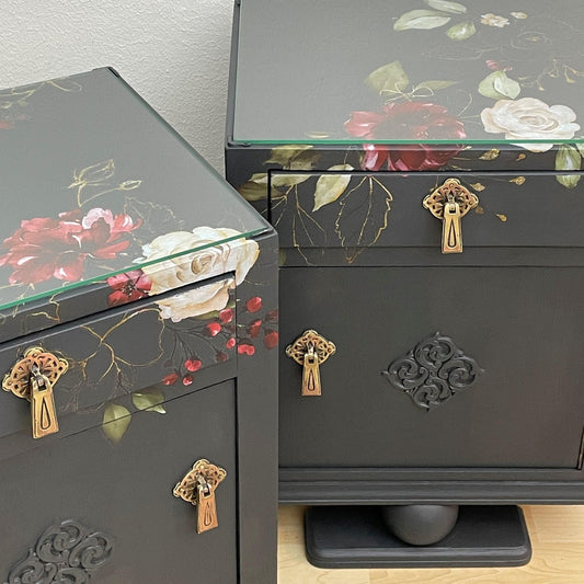 Gerestylde vintage nachtkastjes in donker grijs met subtiel bloemen design | The Vintage Vibe - The Vintage Vibe