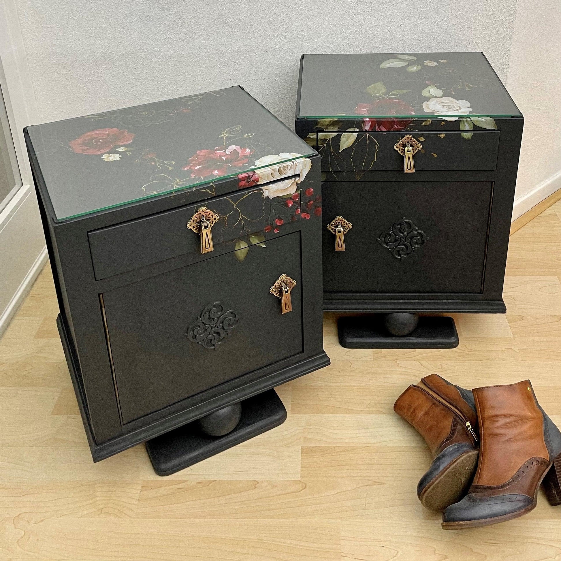 Gerestylde vintage nachtkastjes in donker grijs met subtiel bloemen design | The Vintage Vibe - The Vintage Vibe