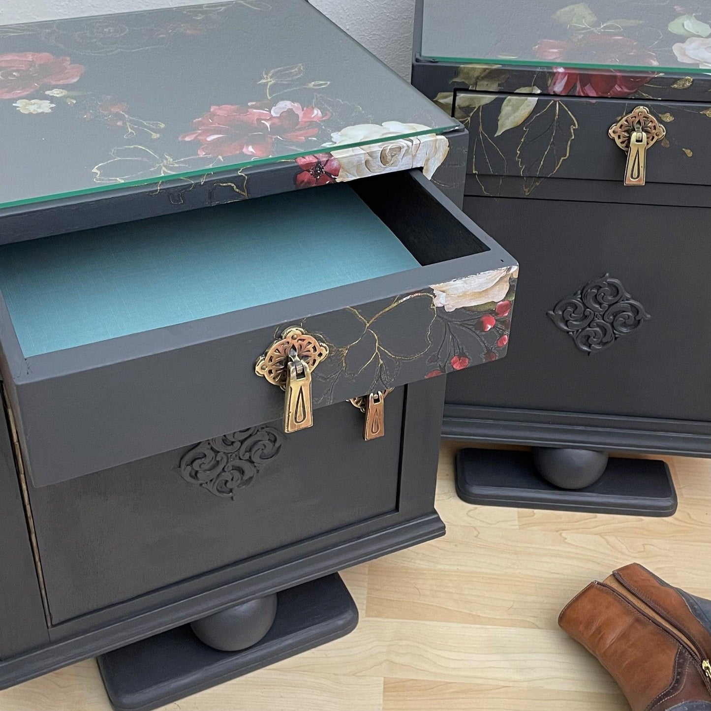 Gerestylde vintage nachtkastjes in donker grijs met subtiel bloemen design | The Vintage Vibe - The Vintage Vibe