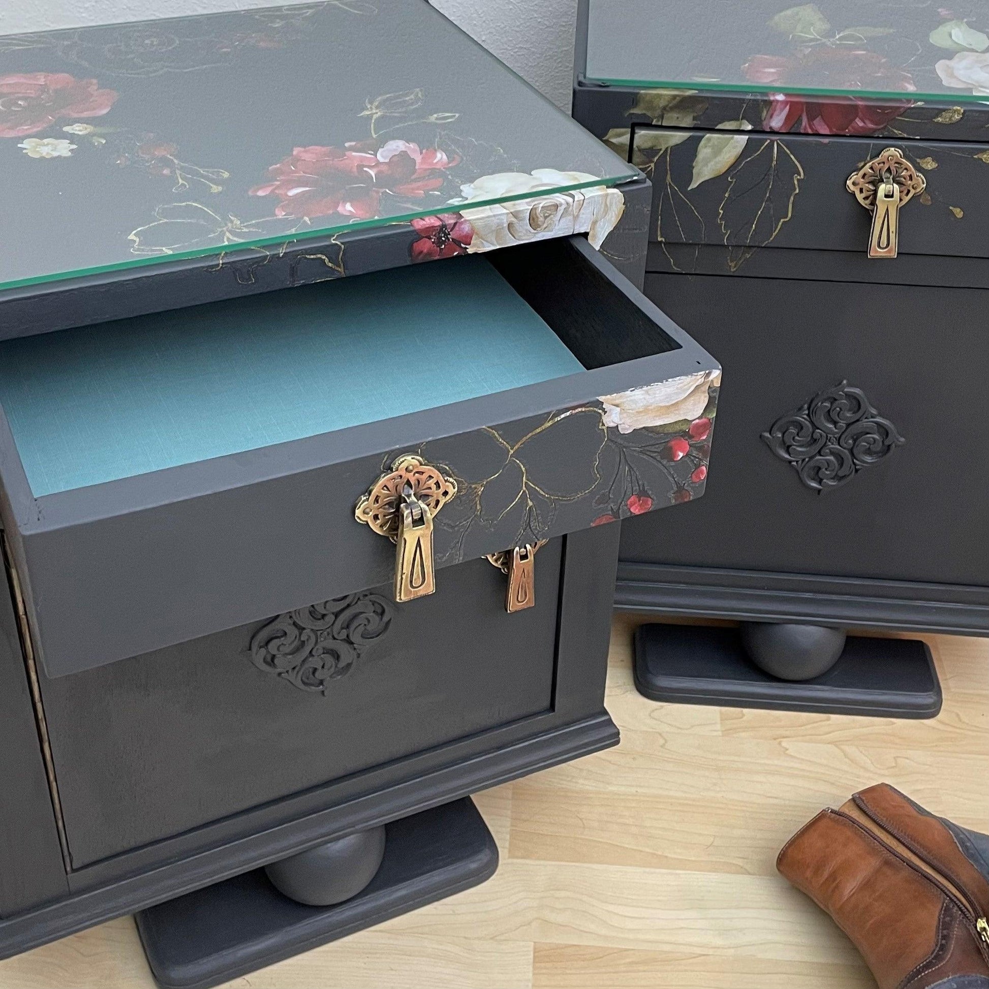 Gerestylde vintage nachtkastjes in donker grijs met subtiel bloemen design | The Vintage Vibe - The Vintage Vibe
