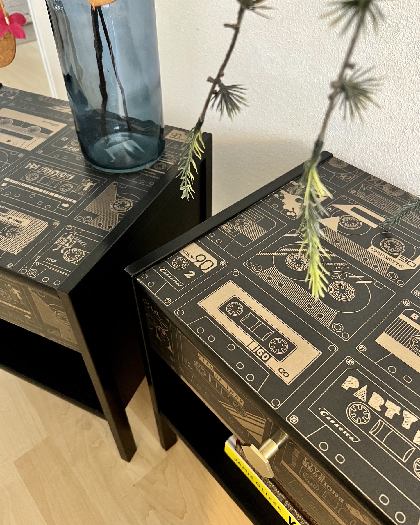 Vintage nachtkastjes in zwart en goud met gave print van cassettebandjes | The Vintage Vibe