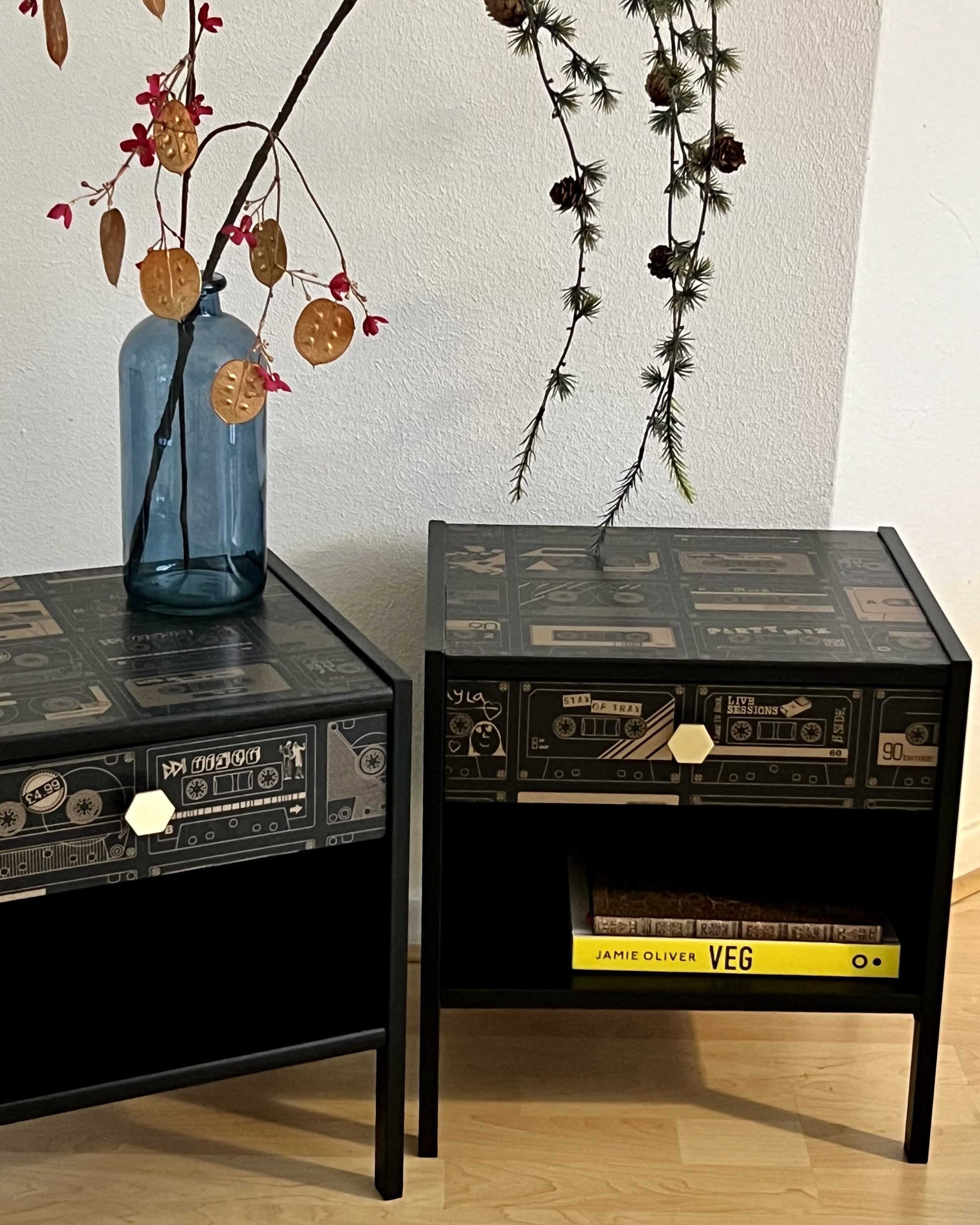 Vintage nachtkastjes in zwart en goud met gave print van cassettebandjes | The Vintage Vibe